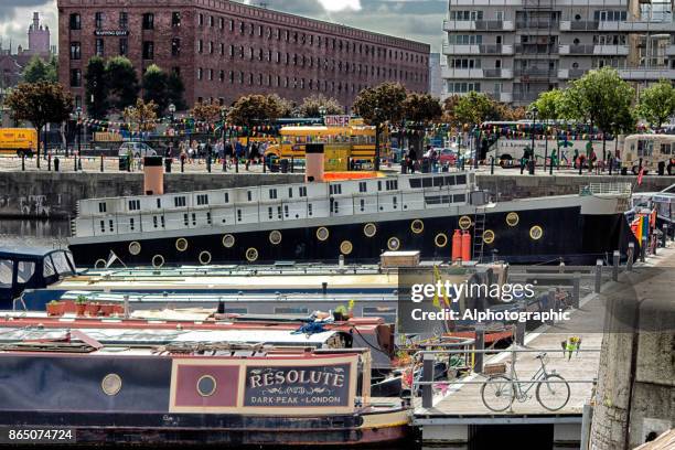 narrowboats und andere fahrzeuge im albert dock marina - yellow submarine stock-fotos und bilder