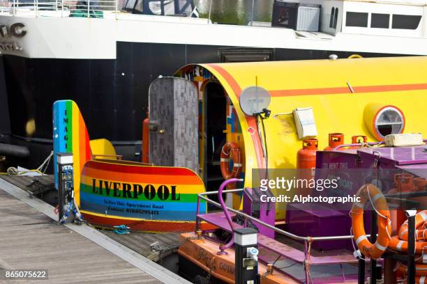 narrowboats und andere fahrzeuge im albert dock marina - yellow submarine stock-fotos und bilder