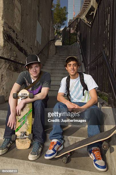 teenagers skateboarders sitting on stairway - alleen tieners stockfoto's en -beelden