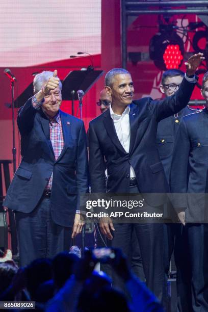 Former US Presidents Bill Clinton and Barack Obama attend the Hurricane Relief concert in College Station, Texas, on October 21, 2017. / AFP PHOTO /...