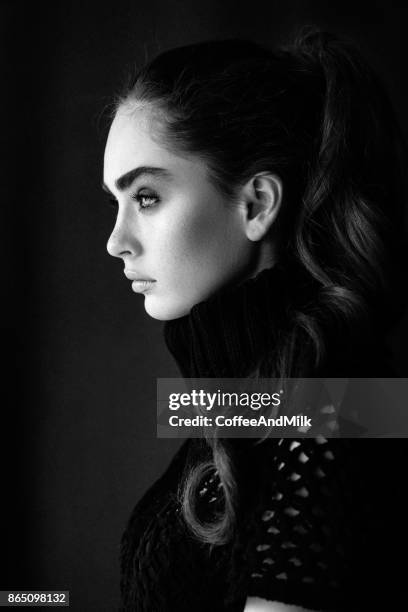 dramatische porträt der schönen jungen frau - model black and white stock-fotos und bilder