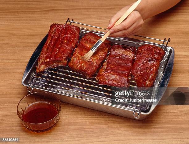 glazing ribs - bañar en su jugo durante la cocción fotografías e imágenes de stock