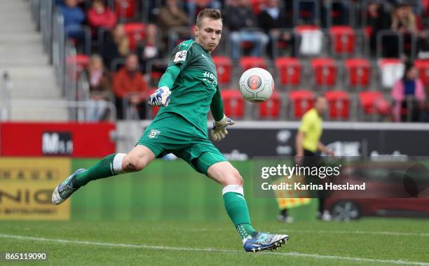 Goalkeeper Tom Mueller of Halle during the 3.Liga match between FC Rot-Weiss Erfurt and Hallescher FC at Arena Erfurt on October 21, 2017 in Erfurt,...