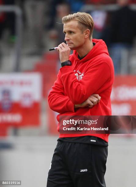 Headcoach David Bergner of Erfurt during the 3.Liga match between FC Rot-Weiss Erfurt and Hallescher FC at Arena Erfurt on October 21, 2017 in...