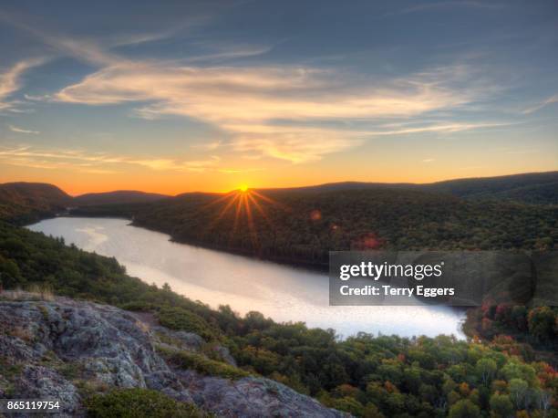 lake of the clouds with fall color - parque estatal porcupine mountains - fotografias e filmes do acervo