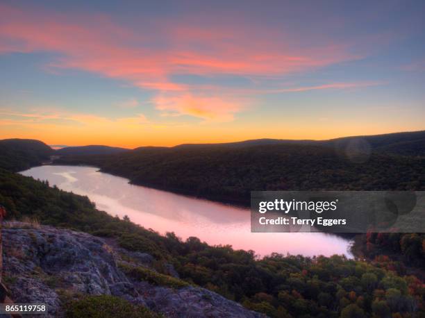 lake of the clouds with fall color - parque estatal porcupine mountains - fotografias e filmes do acervo