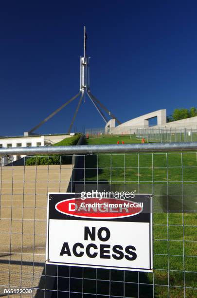 'danger - no access' sign on a temporary fence at parliament house, canberra, australian capital territory, australia - parliament house fotografías e imágenes de stock