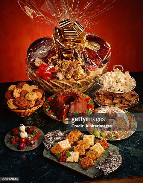 gift basket with desserts - cesta de navidad fotografías e imágenes de stock
