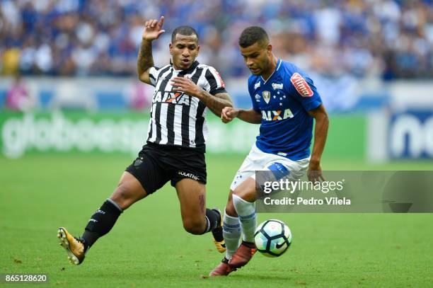 Alisson of Cruzeiro and Otero of Atletico MG battle for the ball during a match between Cruzeiro and Atletico MG as part of Brasileirao Series A 2017...