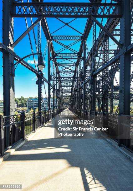 diminishing perspective on an empty hot metal bridge in pittsburgh, pennsylvania, usa - pittsburgh sky stock pictures, royalty-free photos & images