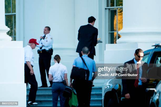 President Donald Trump returns to the White House after visiting the Trump National Golf Club on October 22 in Washington, DC. / AFP PHOTO / Brendan...