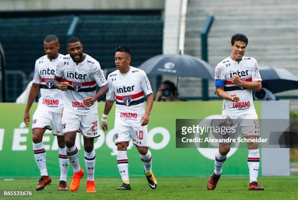 Hernanes of Sao Paulo celebrates their second goal during the match between Sao Paulo and Flamengo for the Brasileirao Series A 2017 at Pacaembu...