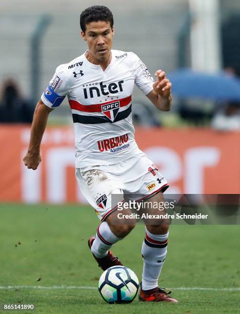 Hernanes of Sao Paulo in action during the match between Sao Paulo and Flamengo for the Brasileirao Series A 2017 at Pacaembu Stadium on October 22,...