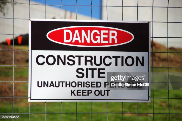 'danger  - construction site - unauthorised persons keep out sign' on a wire mesh fence - keep out sign fotografías e imágenes de stock