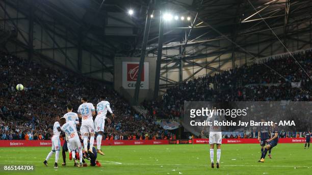 Edison Cavani of Paris Saint-Germain scores a goal to make it 2-2 during the Ligue 1 match between Olympique Marseille and Paris Saint Germain at...