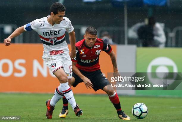 Hernanes of Sao Paulo in action during the match between Sao Paulo and Flamengo for the Brasileirao Series A 2017 at Pacaembu Stadium on October 22,...