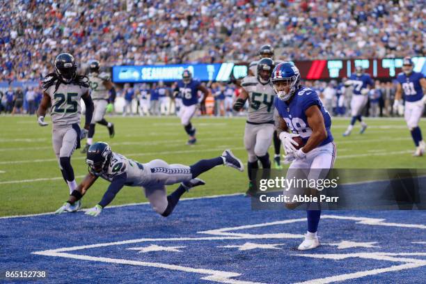 Evan Engram of the New York Giants runs 5-yards to score a touchdown against the Seattle Seahawks during the second quarter of the game at MetLife...