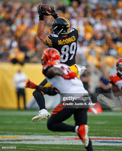 Vance McDonald of the Pittsburgh Steelers makes a catch on a pass from Ben Roethlisberger in the first half during the game against the Cincinnati...
