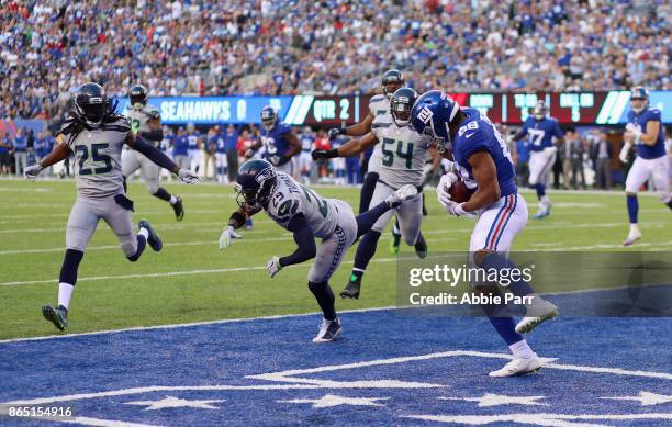Evan Engram of the New York Giants runs 5-yards to score a touchdown against the Seattle Seahawks during the second quarter of the game at MetLife...
