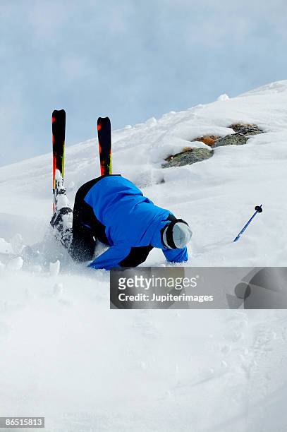 fallen snow skier - funny snow skiing fotografías e imágenes de stock