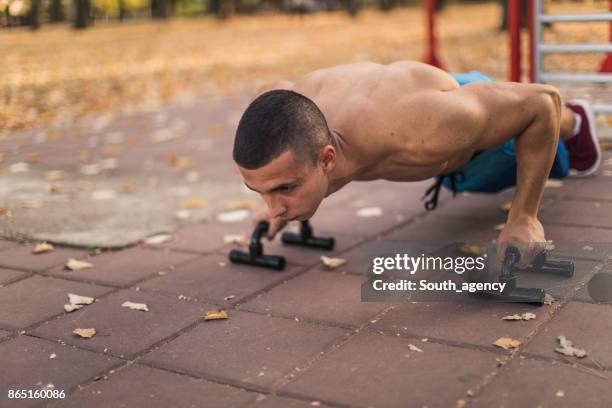 push-ups im freien - turngerät mit holm stock-fotos und bilder