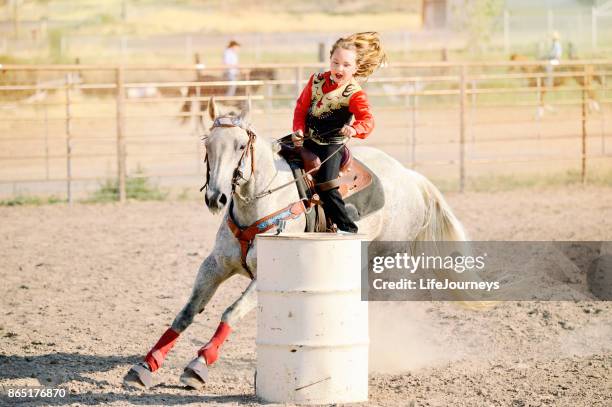 young rodeo prinses barrel racing voor de eerste keer. - horse blanket stockfoto's en -beelden