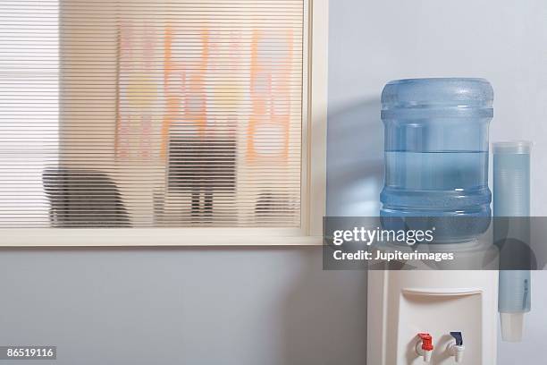 office water cooler - trinkwasserbehälter stock-fotos und bilder