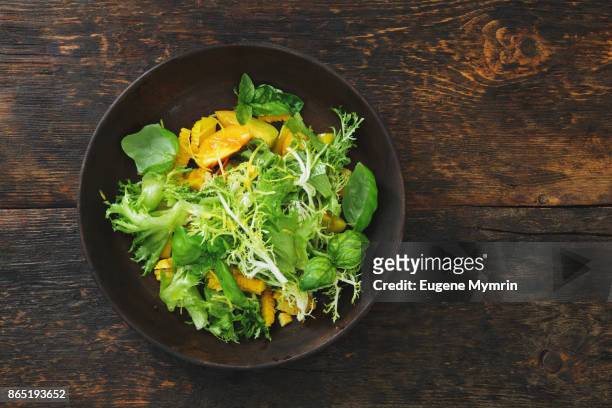 summer salad with tomato and corn - kopfsalat stock-fotos und bilder