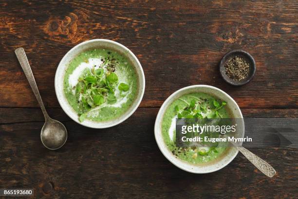 broccoli, kale, spinach and mint soup with tahini - soup vegtables stockfoto's en -beelden