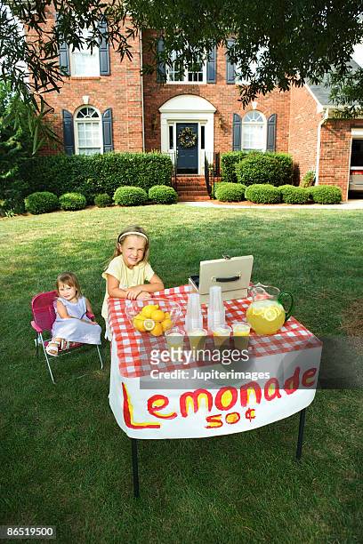 girls with lemonade stand in yard - buvette photos et images de collection