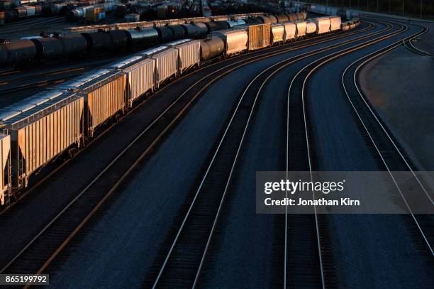 railroad switching yard in illinois. - vía de tren fotografías e imágenes de stock
