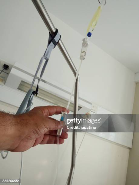 dosing the intravenous drip of medicines - streptomyces antibioticus fotografías e imágenes de stock