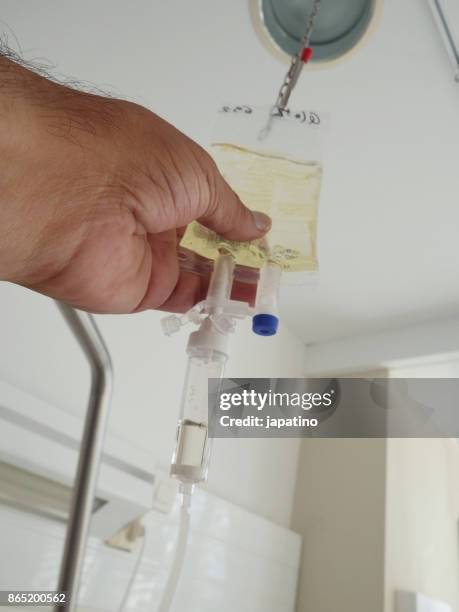 medical staff administering intravenous drip antibiotics - ストレプトミセス ストックフォトと画像