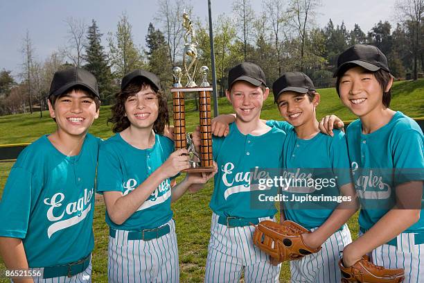 portrait of little league players with trophy - winning baseball team stock pictures, royalty-free photos & images