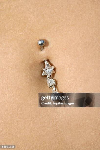 navel piercing - belly ring fotografías e imágenes de stock