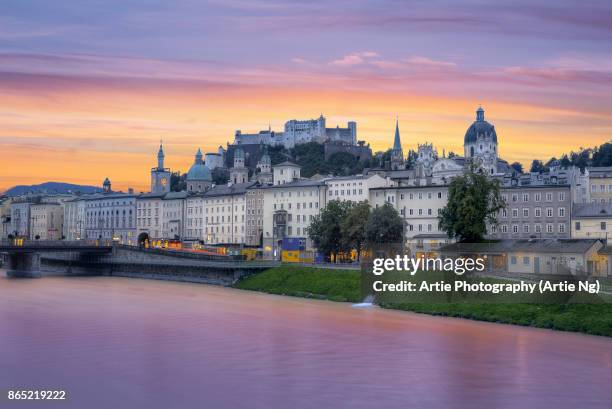 sunrise view of salzach river and skyline of the historic centre of salzburg city, austria - catedral de salzburgo imagens e fotografias de stock