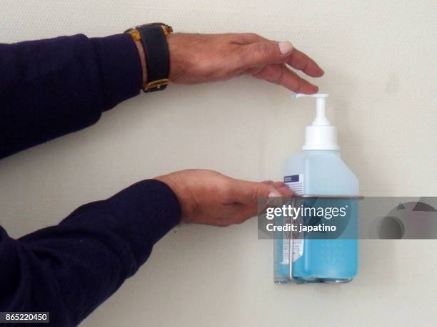 cleaning hands with disinfectant liquid - antiseptic wipe stockfoto's en -beelden