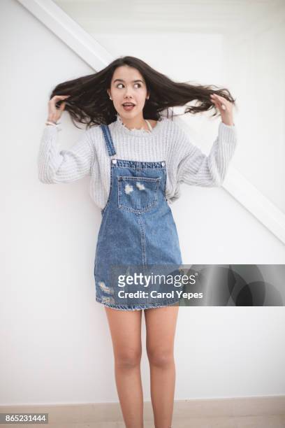 teenage girl playing with hair - ot coruña fotografías e imágenes de stock
