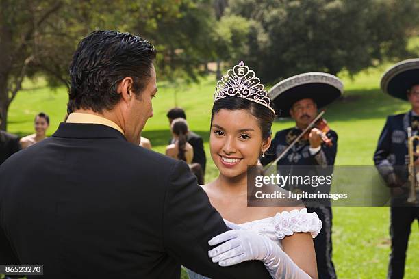 father and daughter dancing - quinceanera - fotografias e filmes do acervo