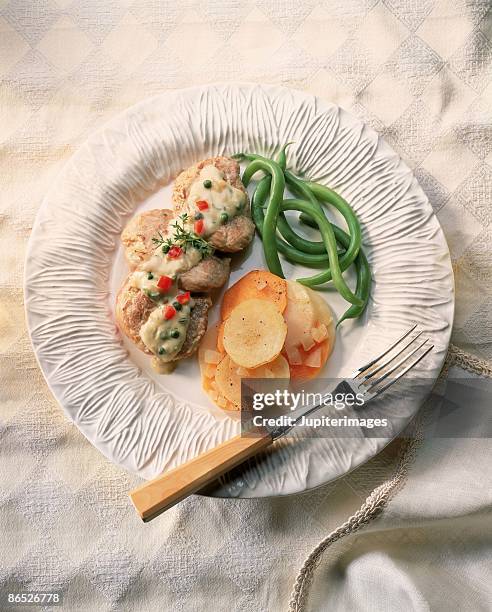 pork tenderloin with green pepper corns - veau fond blanc photos et images de collection