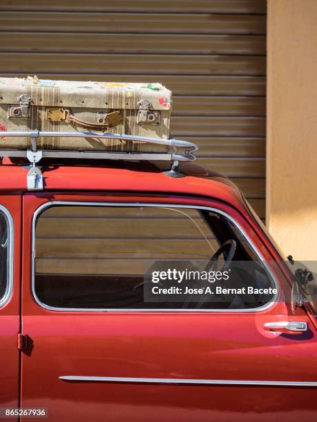 close-up of suitcases on car trunk, ancient car loaded with ancient suitcases of leather. valencia, spain - gepäckablage stock-fotos und bilder