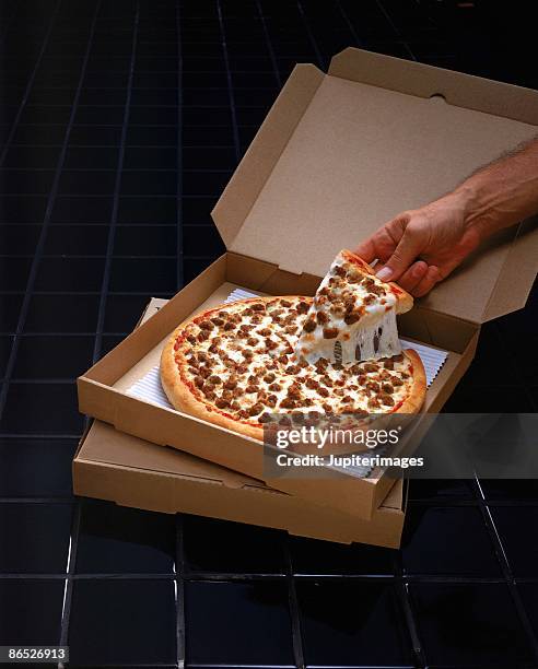 pizza in box - cheese pull stockfoto's en -beelden