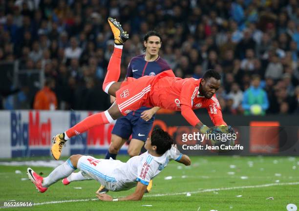 Goalkeeper of OM Steve Mandanda collides with teammate Hiroki Sakai of OM while Edinson Cavani of PSG looks on during the French Ligue 1 match...