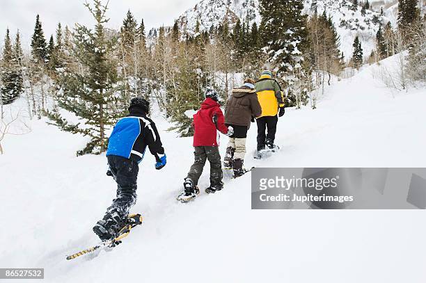 family snowshoeing - racchetta da neve attrezzatura sportiva foto e immagini stock