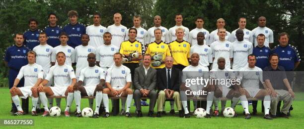 Présentation à la presse, le 23 juillet 2001 à Auxerre, de la nouvelle équipe de football de l'AJA pour la prochaine saison. Au premier rang de G à D...