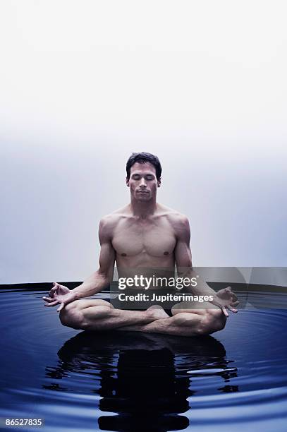 man in yoga pose - ギアナ・ムドラー ストックフォトと画像