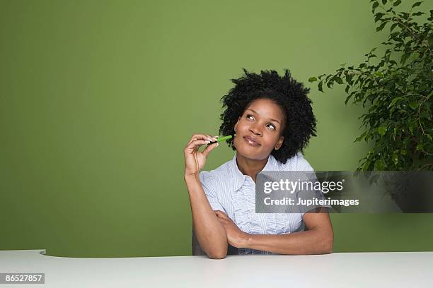 businesswoman daydreaming - kin in de hand stockfoto's en -beelden