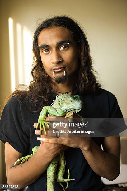 man with pet iguana - iguana imagens e fotografias de stock