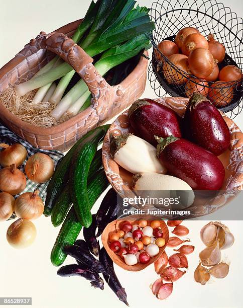 assorted produce - aubergine blanche photos et images de collection