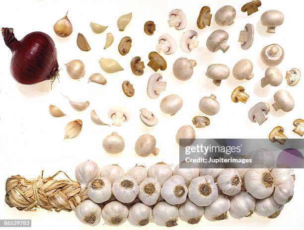 garlic rista , red onion and mushrooms - en chapelet photos et images de collection